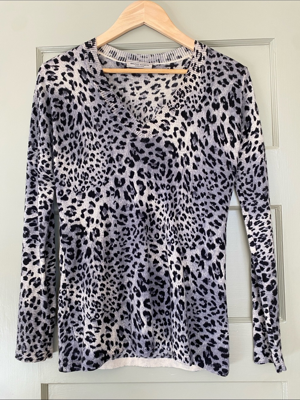 Bruno Manetti Cashmere Long Sleeve V-Neck Leopard Print Sweater Size S